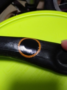 自転車のパンク修理で補修パッチを貼り終わる画像