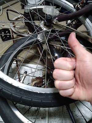 自力で自転車のパンク修理が完了した画像