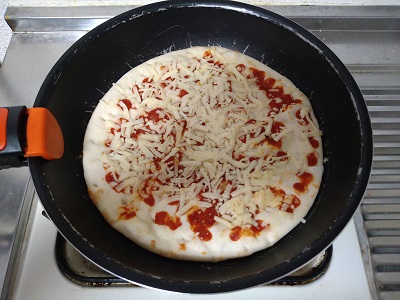 冷凍ピザをフライパンで焼く1