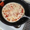 フライパンで冷凍ピザを焼く2