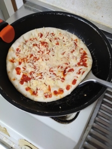 フライパンで冷凍ピザを焼く2